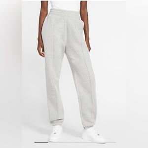 Nike Sportswear Essential Collection